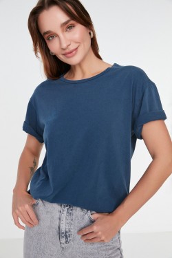  Indigo Yıkamalı ve Varak Baskılı Boyfriend Örme T-Shirt