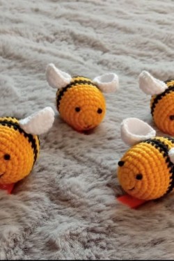 Arife Hanım Amigurumi Χειροποίητη πλεκτή αγκράφα μέλισσας (η τιμή είναι για 2 τεμάχια.)