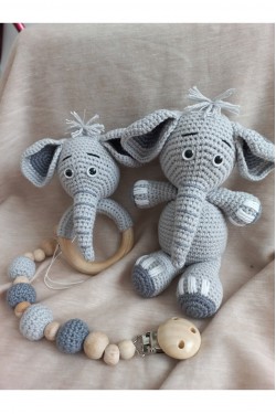 Arife Hanım Amigurumi Geschenk grauer Elefant Set schlafender Begleiter Schnullerband Rassel Set